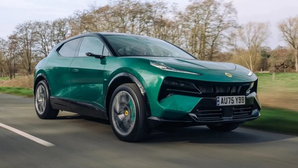 Кога: в края на 2026
Легендарният основател на Lotus остава в историята с девиза "опростявай и добави лекота". Затова едва ли е чудно, че опитът на компанията да предложи сложен и шокиращо тежък електрически SUV не събуди горещ ентусиазъм у феновете. Сега марката на Geely готви корекция на курса, като дава на Eletre plug-in хибридна система с 2,0-литров турбо двигател с четири цилиндъра и огромните 952 к.с. Вече пуснат в Китай (където носи нелепото име Lotus For Me), той идва в Европа към края на тази година.
